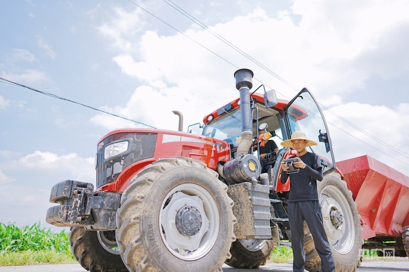 王銘欣正盯著遙控器操作無人機(jī)(央廣網(wǎng)記者 張羲輪 攝)