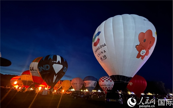 來(lái)自中國(guó)長(zhǎng)沙的定制熱氣球亮相布里斯托國(guó)際氣球節(jié)。人民網(wǎng)記者 余穎攝