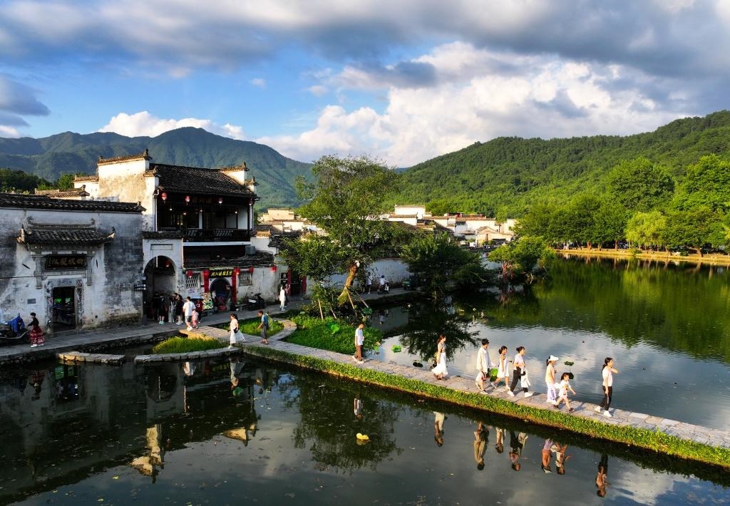 2024年7月7日，游客在安徽省黃山市黟縣宏村游玩。新華社記者杜宇攝