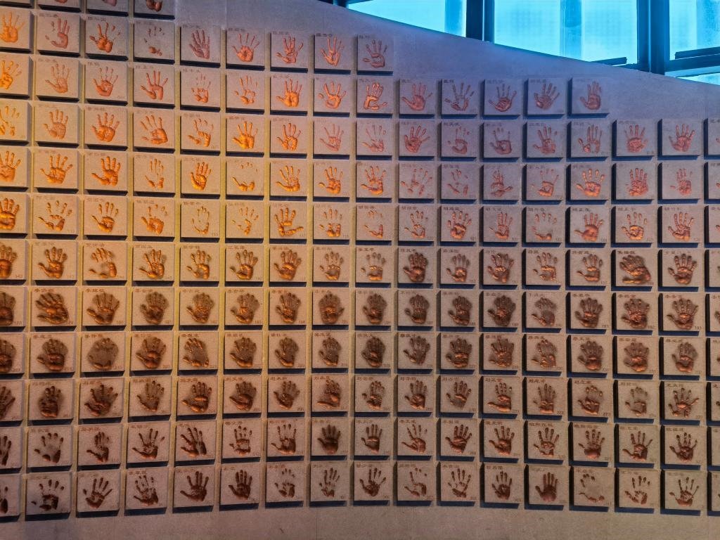 圖為侵華日軍南京大屠殺遇難同胞紀(jì)念館“三個(gè)必勝”展廳排列的648個(gè)鮮紅的手?。ň植浚?。新華社記者 邱冰清 攝