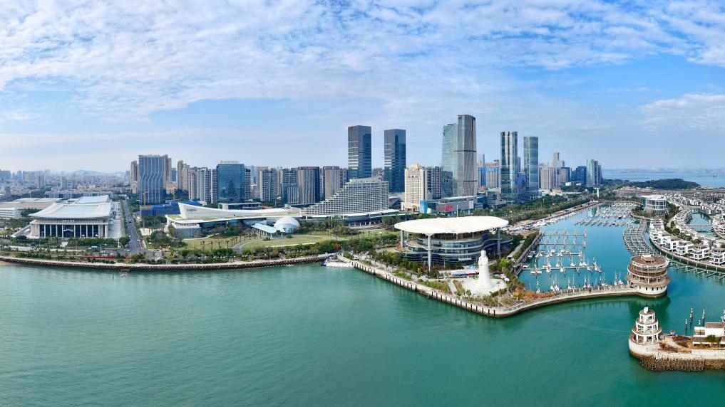 2024年1月24日拍攝的廈門國(guó)際會(huì)議中心、環(huán)島路一帶濱海城市景觀。新華社記者姜克紅攝