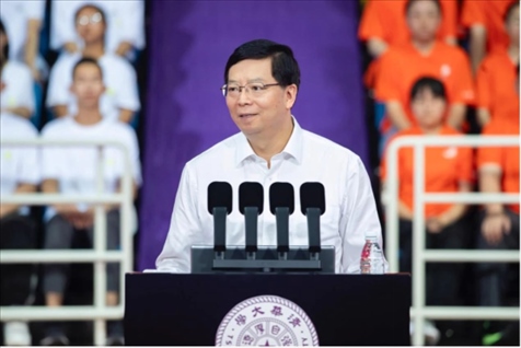 邱勇為新生講授開學第一課。學校供圖