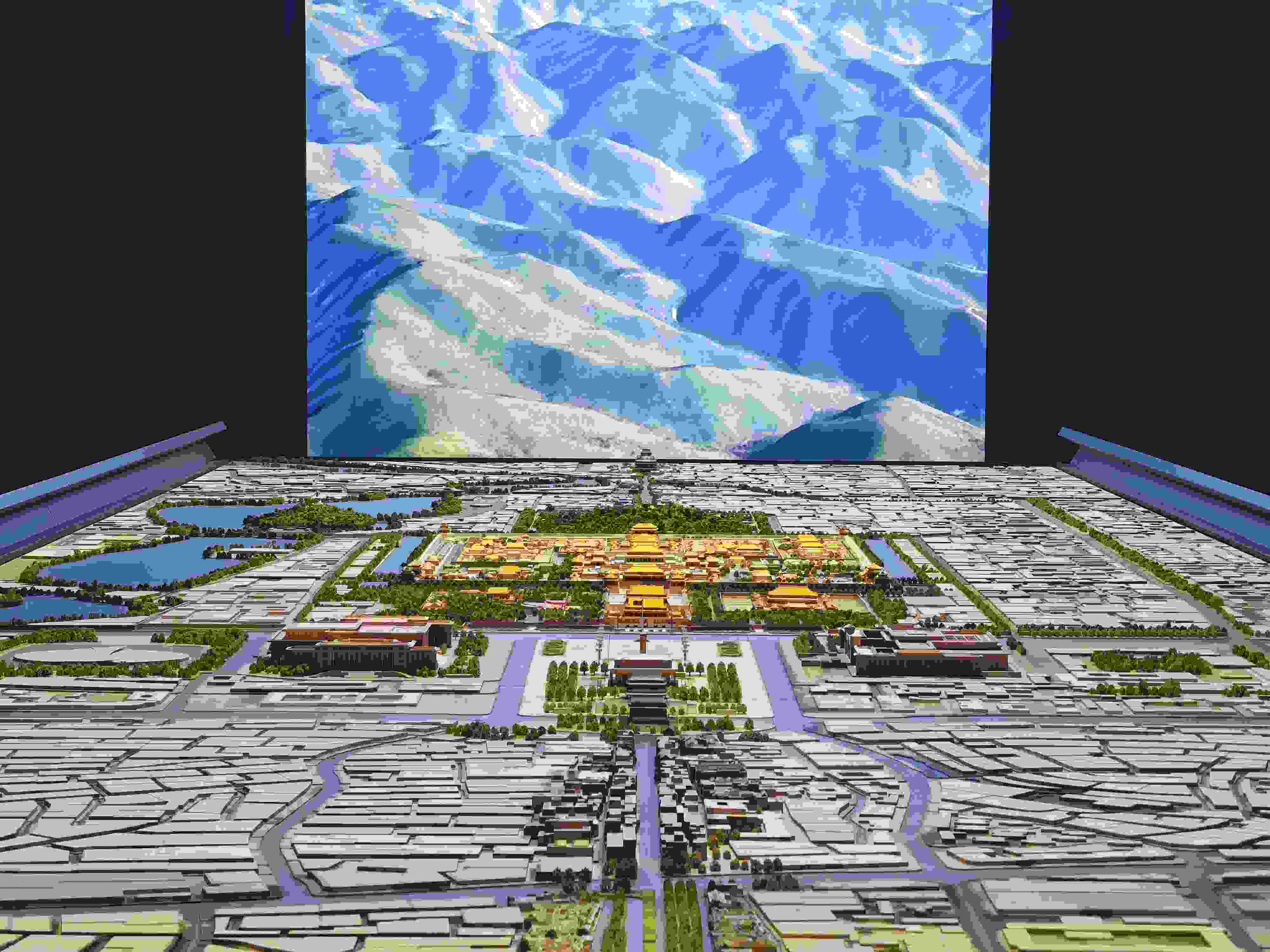 2023年3月，北京首都博物館精心制作的16米長(zhǎng)中軸線沙盤(pán)，配以立體投影技術(shù)，展現(xiàn)了北京中軸線之壯美。