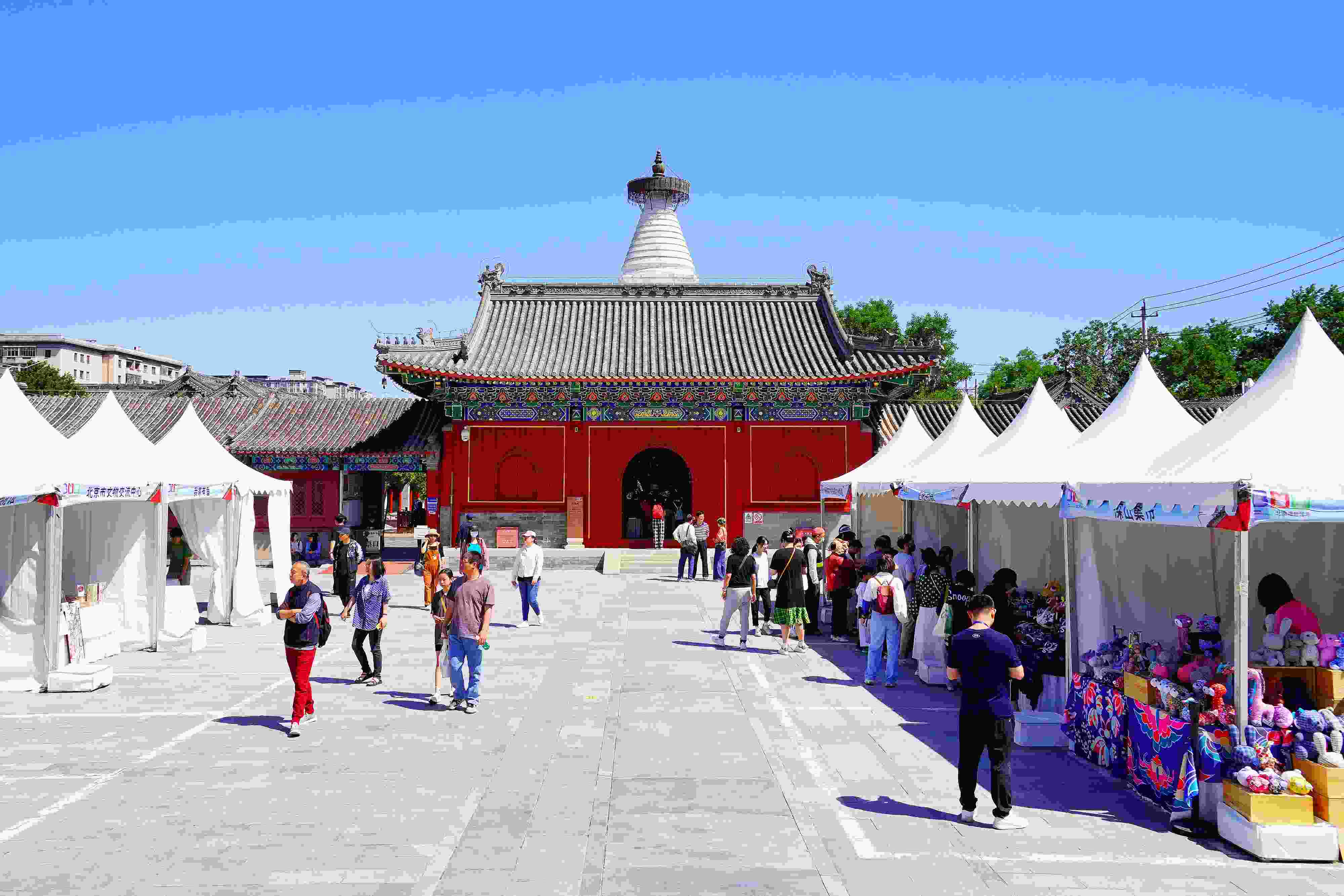 2024年5月，“北京白塔文化市集”在已有700余年歷史的妙應(yīng)寺白塔下舉行。