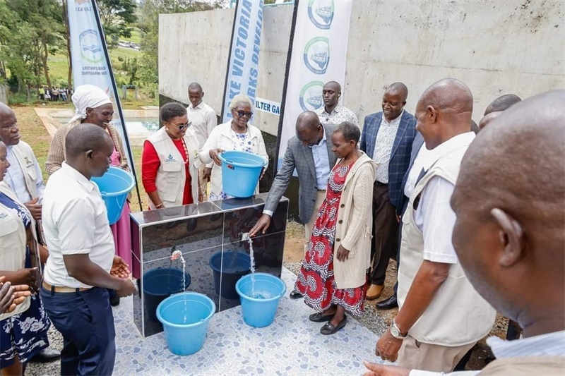 肯尼亞總統(tǒng)魯托考察南迪山供水項(xiàng)目設(shè)備運(yùn)行情況。中鐵十局供圖