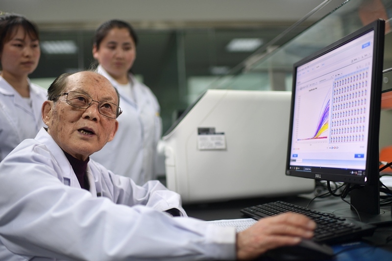 2021年6月17日，吳天一（前）在青海西寧的實(shí)驗(yàn)室內(nèi)和學(xué)生討論。