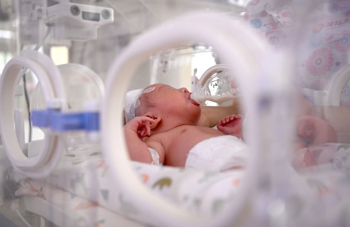 2024年6月1日，在西安國際醫(yī)學(xué)中心醫(yī)院新生兒科病房，護(hù)士為新生兒喂奶。 新華社記者 劉瀟 攝