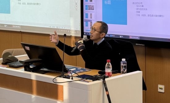 從去年秋天起，還在治療中的朱銳就堅持給本科生開課。（受訪者供圖）