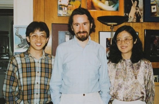 1992年，朱銳（左）赴美國杜蘭大學攻讀心靈哲學與認知科學，師從心靈哲學和認知科學家Radu Bogdan（中），右為朱銳師姐、北師大教授田平。
