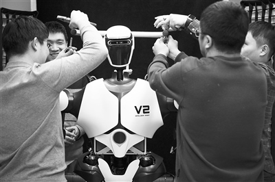 科研人員在調(diào)試機(jī)器人。新華社記者 金立旺攝