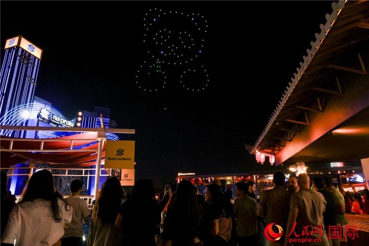 當?shù)孛癖娪^看無人機表演。人民網(wǎng)記者 宋亦然攝