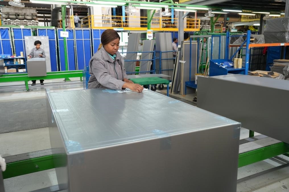 8月14日，在南非開普敦，當(dāng)?shù)貑T工在海信南非工業(yè)園的冰箱生產(chǎn)線上工作。新華社記者王雷攝