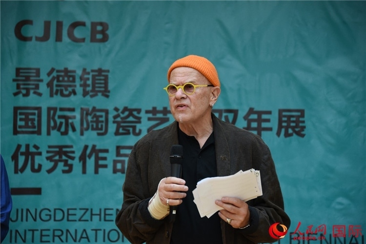 瑞典藝術(shù)家托比恩·卡爾斯博致辭。人民網(wǎng)記者 殷淼攝