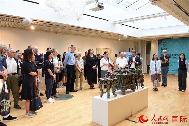 來(lái)賓參觀(guān)展覽作品。人民網(wǎng)記者 殷淼攝