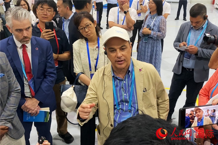 阿根廷駐華大使馬致遠與億華通動力科技有限公司總經(jīng)理于民討論關(guān)切問題。人民網(wǎng) 宋歌攝