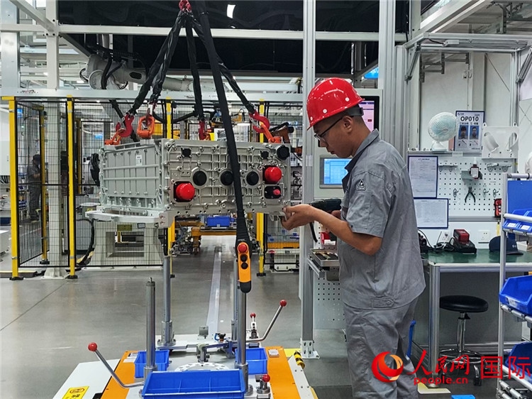 技術(shù)人員進行系統(tǒng)化測試。人民網(wǎng)記者 于洋攝