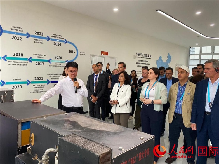 于民向駐華外交官和國際組織駐華代表介紹企業(yè)發(fā)展情況。人民網(wǎng) 宋歌攝