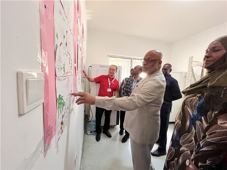 坦桑尼亞桑給巴爾衛(wèi)生部部長(zhǎng)馬茲伊參觀科普室。專家組供圖