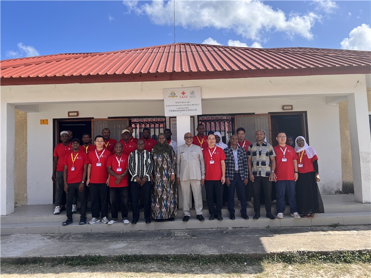 坦桑尼亞桑給巴爾衛(wèi)生部部長(zhǎng)馬茲伊與中方專家組及非方工作人員合影。專家組供圖