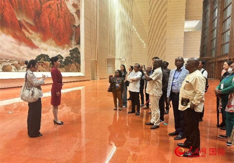 代表團(tuán)在入口處聽(tīng)取講解。人民網(wǎng) 曹欣悅攝