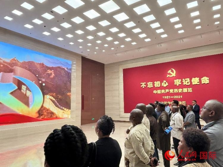 代表團(tuán)參觀“不忘初心 牢記使命”中國(guó)共產(chǎn)黨歷史展覽。人民網(wǎng) 曹欣悅攝