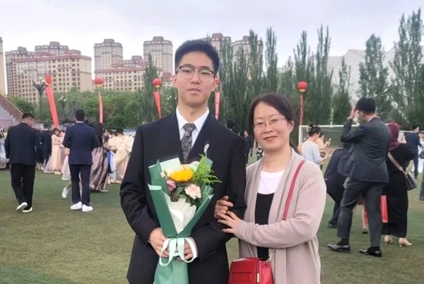 劉傲寒和媽媽合影。北航供圖