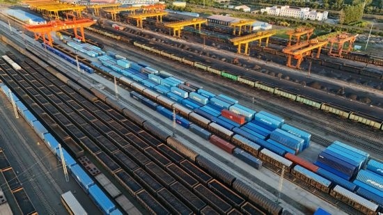 這是2024年8月14日在黑龍江綏芬河鐵路口岸集裝箱換裝場(chǎng)拍攝的集裝箱換裝作業(yè)現(xiàn)場(chǎng)（無人機(jī)照片）。今年前七個(gè)月，綏芬河鐵路口岸開行中歐班列573列，運(yùn)量達(dá)55246標(biāo)箱，同比分別增長(zhǎng)23%和18%，班列數(shù)量持續(xù)保持高位運(yùn)行。