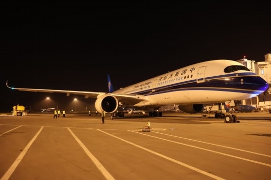 2024年4月24日晚，南航沈陽-法蘭克福CZ8021首航航班在沈陽桃仙國(guó)際機(jī)場(chǎng)準(zhǔn)備起飛。這是國(guó)內(nèi)航司在東北地區(qū)開通的首條直飛德國(guó)定期航線。