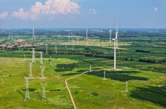 這是2024年7月19日拍攝的內(nèi)蒙古通遼238萬千瓦風(fēng)電項(xiàng)目（無人機(jī)照片）。此項(xiàng)目每年可將75億千瓦時(shí)清潔電能經(jīng)扎魯特—青州±800（千伏）直流特高壓外送通道送至山東地區(qū)消納，相當(dāng)于滿足受端地區(qū)超過300萬戶居民家庭用電需求，節(jié)約標(biāo)煤261萬噸，減少二氧化碳排放634萬噸。