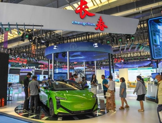 2023年8月23日，人們?cè)诘谑膶弥袊?guó)—東北亞博覽會(huì)上參觀一汽紅旗新能源車型。