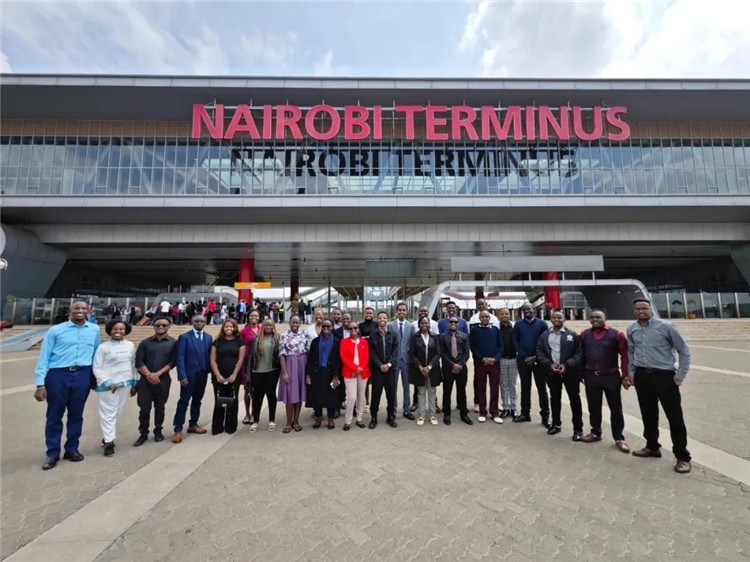 留學(xué)生們參訪中企承建的蒙內(nèi)鐵路。中國駐肯尼亞大使館供圖