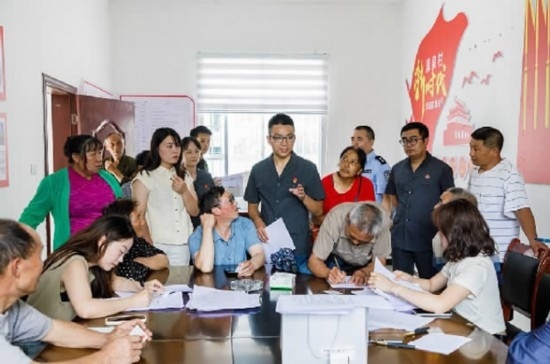 圖為2024年8月6日，重慶市奉節(jié)縣人民法院興隆人民法庭庭長費明軍（中）在做調(diào)解工作。蹇懿 攝