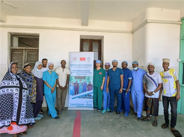 隊長蔣國慶（右七）和手術(shù)醫(yī)生、部分患者合影。中國援桑醫(yī)療隊供圖