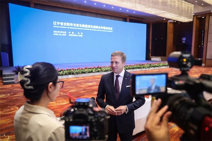 2024年4月26日，寶馬集團(tuán)董事長(zhǎng)齊普策在遼寧省沈陽(yáng)市與寶馬集團(tuán)深化戰(zhàn)略合作簽約儀式現(xiàn)場(chǎng)接受采訪。新華社記者潘昱龍攝