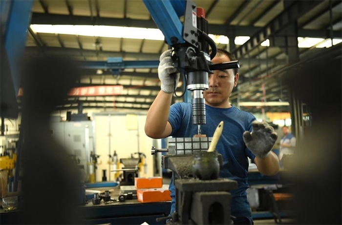 2024年7月30日，在長(zhǎng)春吉林通用機(jī)械（集團(tuán)）有限責(zé)任公司模具裝配生產(chǎn)線，鉗工在進(jìn)行攻絲操作。近年來(lái)，吉林通用機(jī)械（集團(tuán)）有限責(zé)任公司通過(guò)數(shù)字化改造、智能化升級(jí)提高生產(chǎn)效率，提升產(chǎn)業(yè)競(jìng)爭(zhēng)力，已成為全球鋁加工汽車輕量化零部件知名供應(yīng)商，為奧迪、大眾、寶馬、奔馳、保時(shí)捷等多家品牌主機(jī)廠供應(yīng)零件。新華社記者柳文惠攝