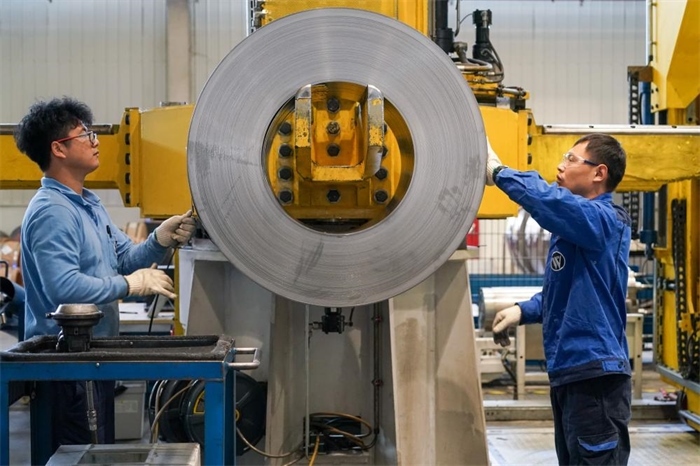 2023年3月16日，工人在位于太倉(cāng)市高新區(qū)的威爾斯新材料（太倉(cāng)）有限公司生產(chǎn)車間內(nèi)進(jìn)行加工作業(yè)。新華社記者李博攝