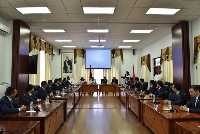 當(dāng)?shù)貢r間8月20日，圭亞那總統(tǒng)伊爾凡·阿里在圭亞那首都喬治敦鐘阿瑟會議中心會見了即將離任的中國（江蘇）第19期援圭亞那醫(yī)療隊。 中國（江蘇）第19期援圭亞那醫(yī)療隊供圖