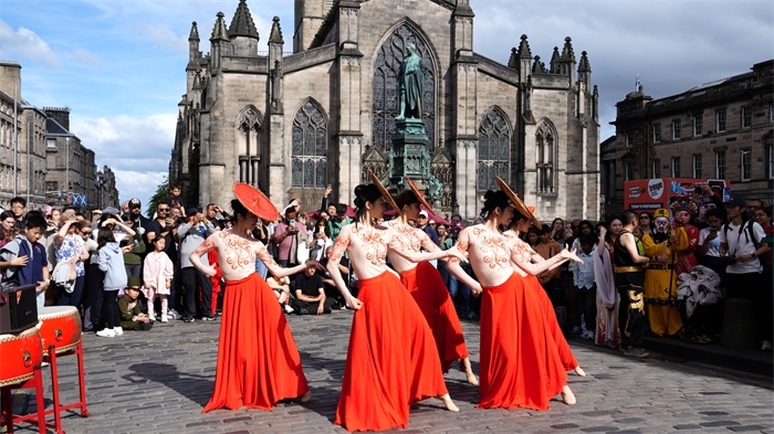 《長城魂》的演員在愛丁堡皇家一英里街頭演出。主辦方供圖