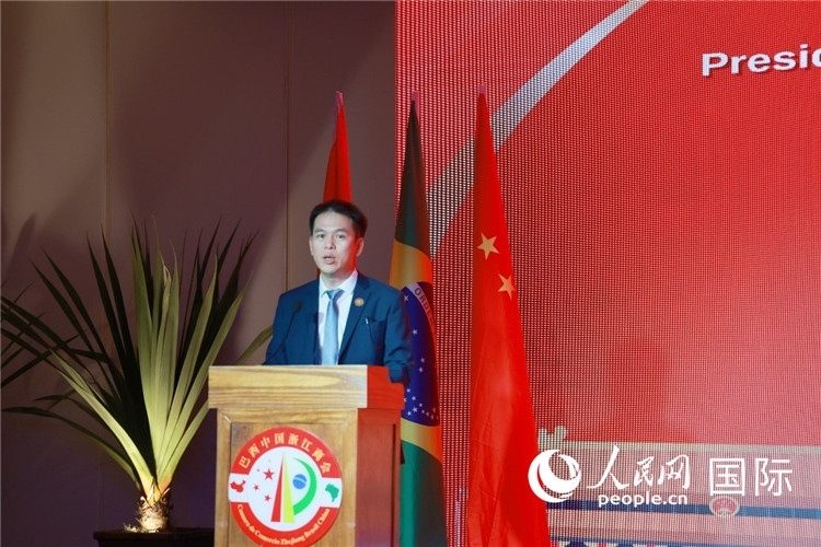巴西中國(guó)浙江商會(huì)執(zhí)行會(huì)長(zhǎng)陳翔廣宣讀賀電。人民網(wǎng)記者 陳海琪攝