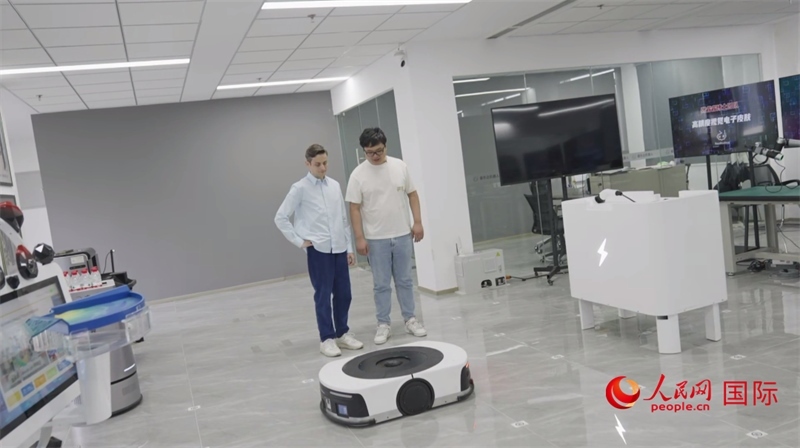 睿樂(lè)達(dá)機(jī)器人充電停車場(chǎng)。人民網(wǎng)記者 張榮攝