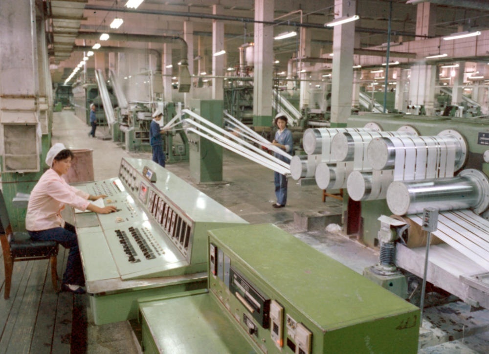 1981年，東北遼陽石油化學(xué)纖維廠抽絲車間一角。新華社發(fā)