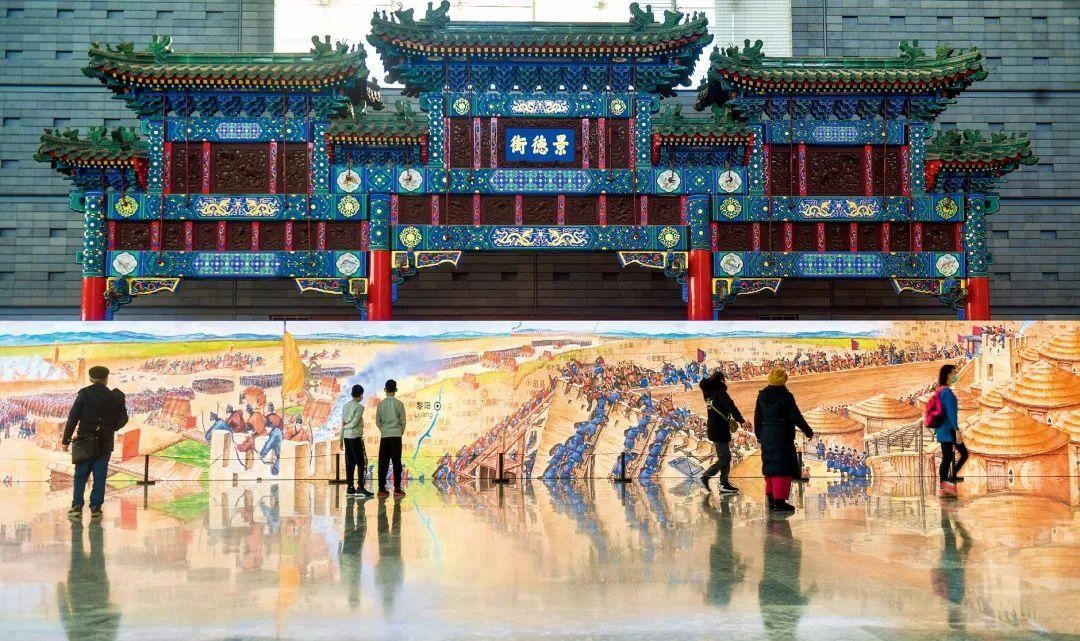 △2022年1月，觀眾在首都博物館參觀“穿越時空的大運(yùn)河”數(shù)字影像展。