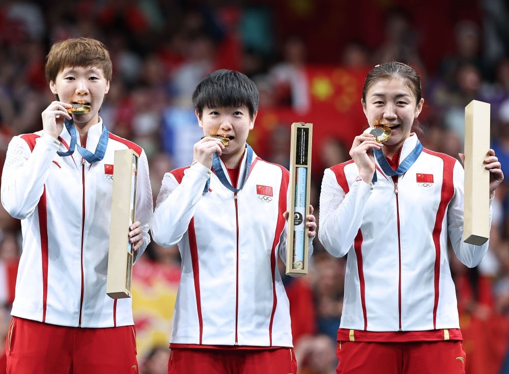 冠軍中國(guó)隊(duì)選手王曼昱、孫穎莎、陳夢(mèng)（從左至右）在巴黎奧運(yùn)會(huì)乒乓球女子團(tuán)體頒獎(jiǎng)儀式上（2024年8月10日攝）。新華社記者 王東震 攝