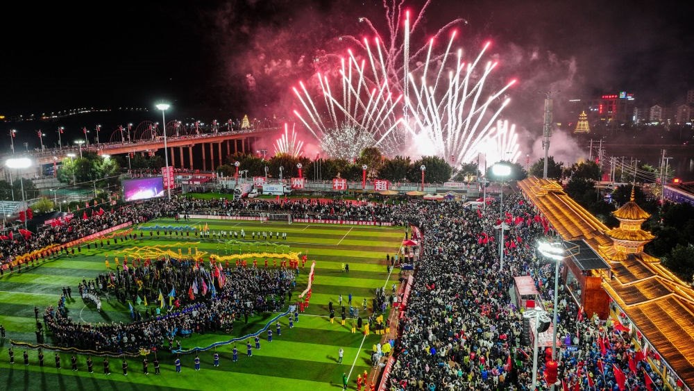 2024全國(guó)“村晚”示范展示活動(dòng)暨貴州“村超村晚”舉行音樂煙花秀表演（無人機(jī)照片，2024年2月3日攝）。新華社記者 劉續(xù) 攝