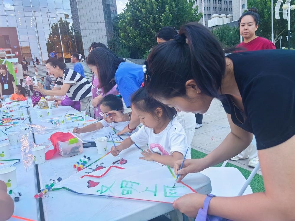 △家長與孩子一起參與“文明上網(wǎng)”系列主題活動。