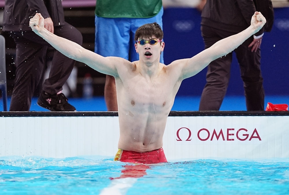 中國(guó)選手潘展樂在巴黎奧運(yùn)會(huì)游泳男子100米自由泳決賽后慶祝奪冠及打破世界紀(jì)錄（2024年7月31日攝）。新華社記者 杜宇 攝