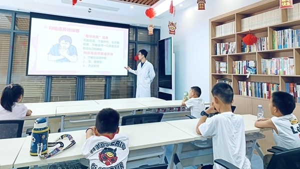 西安交通大學(xué)“筑夢(mèng)醫(yī)心·護(hù)佑三農(nóng)”實(shí)踐團(tuán)開(kāi)展健康科普。校方供圖