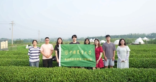 在山東日照，中國(guó)農(nóng)業(yè)大學(xué)食品學(xué)院實(shí)踐團(tuán)就農(nóng)業(yè)生產(chǎn)智能化設(shè)備、肥料選用等問(wèn)題開(kāi)展實(shí)地調(diào)研，并面向300余名村民陸續(xù)開(kāi)展4次科普宣講。校方供圖