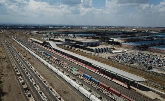 這是2023年9月在肯尼亞首都內(nèi)羅畢拍攝的蒙內(nèi)鐵路內(nèi)羅畢站（無人機照片）。新華社記者 韓旭 攝