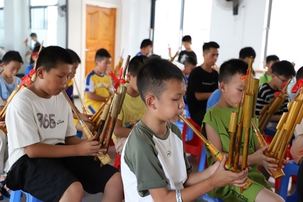 孩子們?cè)趯W(xué)吹蘆笙。融水縣文化館供圖